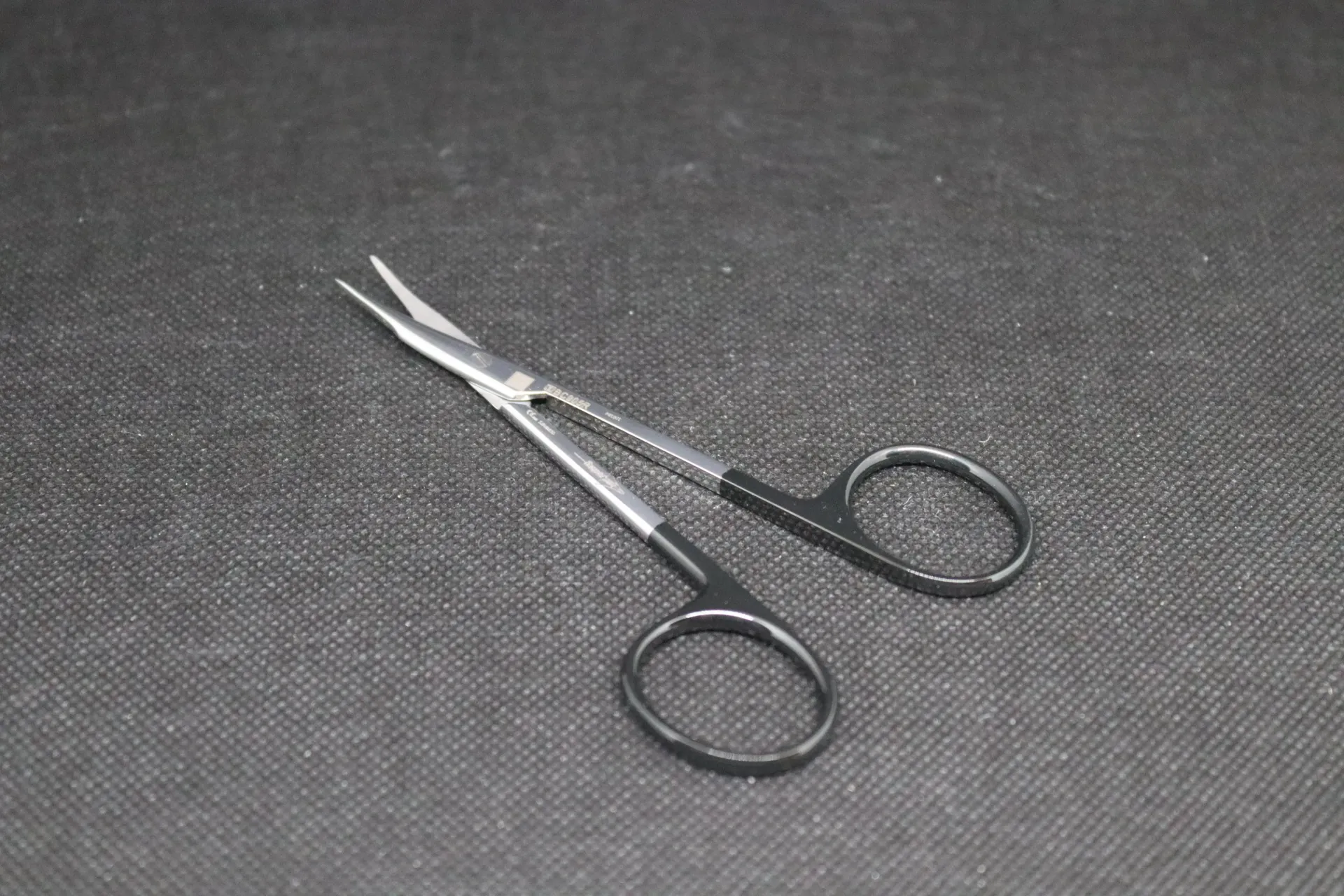 Paire de ciseaux chirurgicaux courbes ophtalmo supercut Aesculap auto-aiguisant 110 mm inox