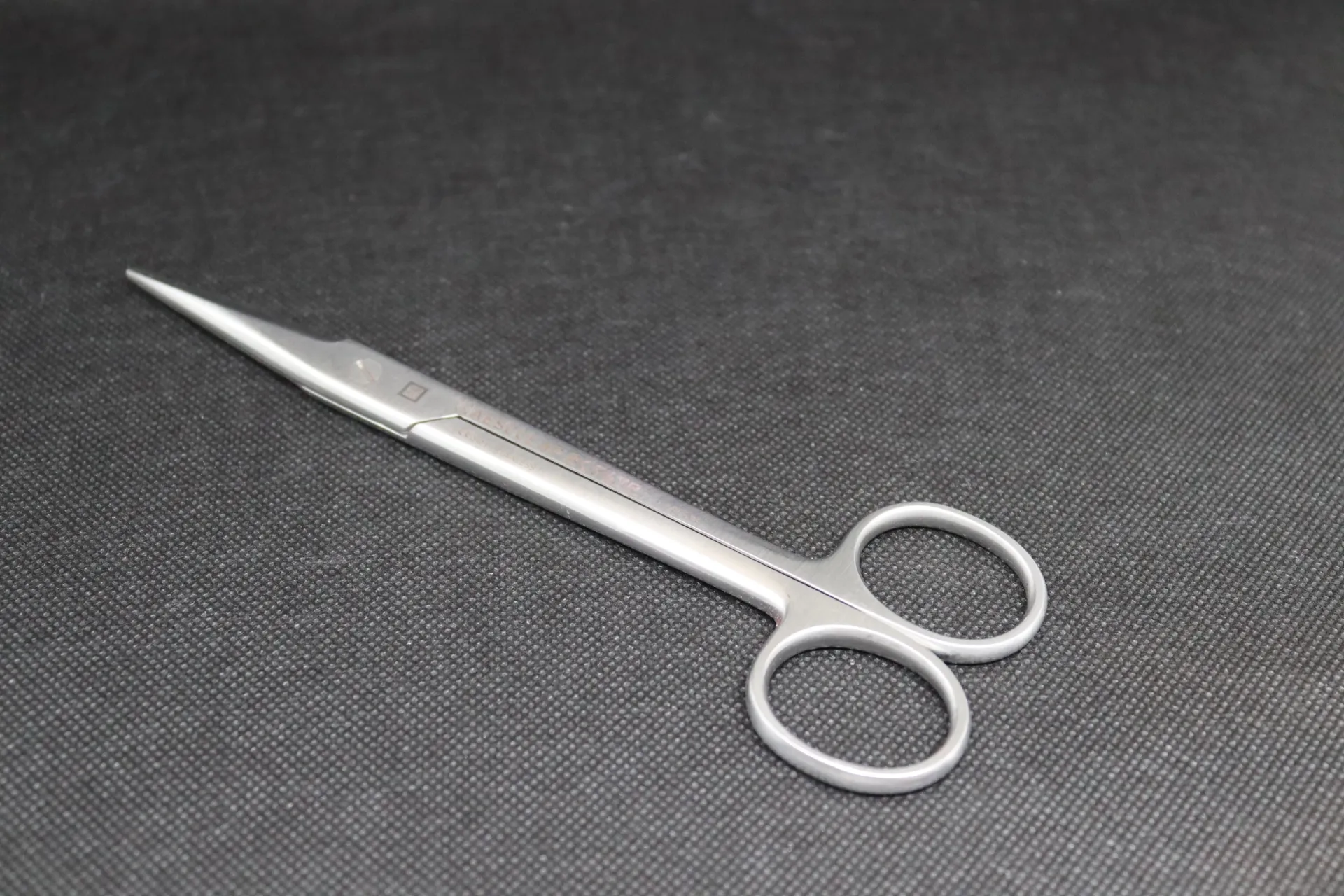 Paire de ciseaux chirurgicaux de MAYO" droit Aesculap 170 mm inox