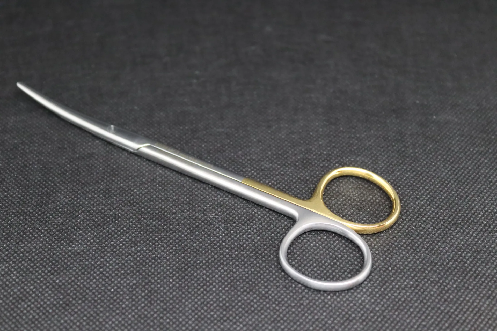 Paire de ciseaux chirurgicaux de Metzenbaum en Widia Erbrich 14 cm courbe auto aiguisant