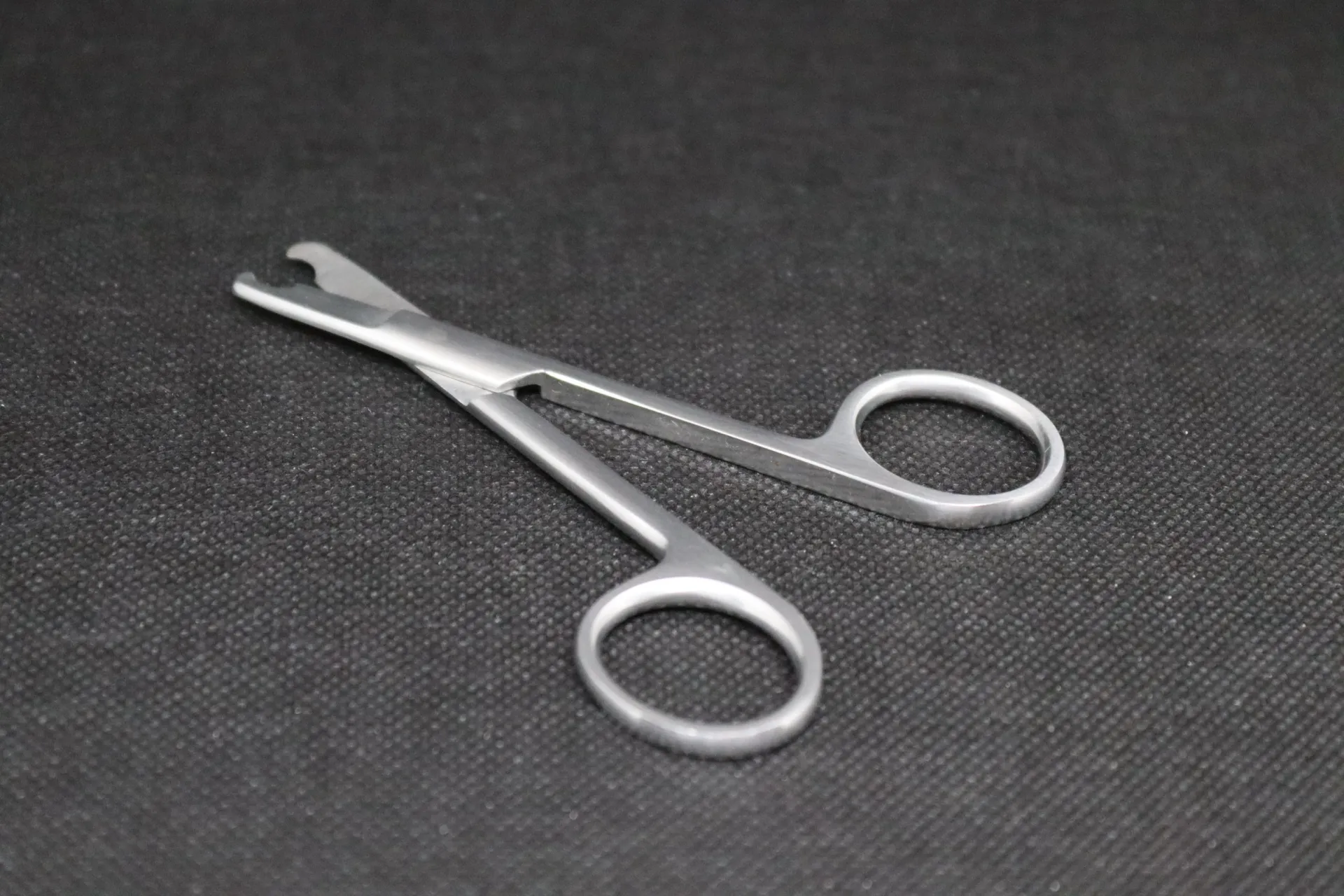 Paire de ciseaux chirurgicaux Erbrich Spencer à ligatures inox