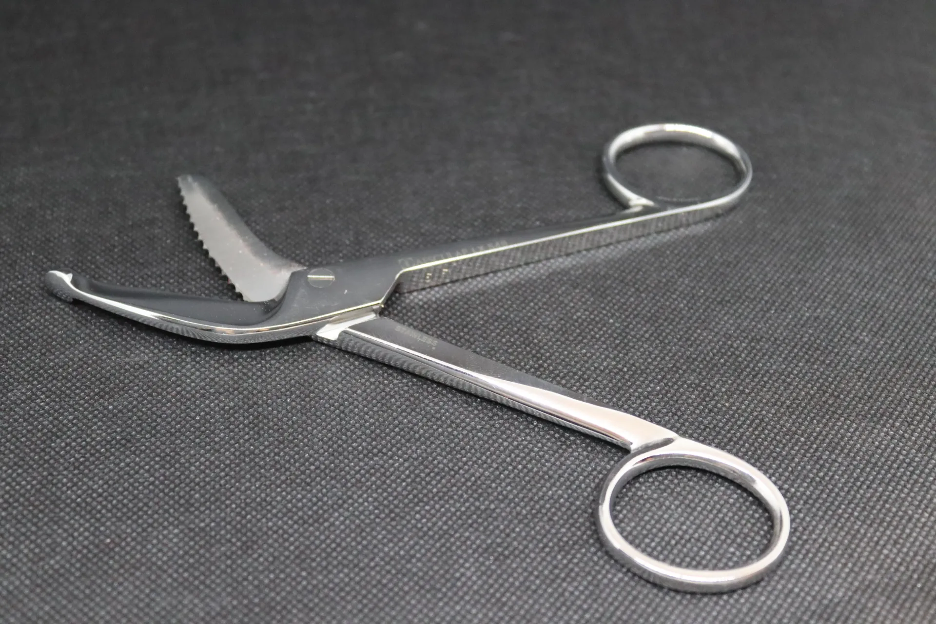 Paire de ciseaux chirurgicaux crantés à pansements Aesculap inox