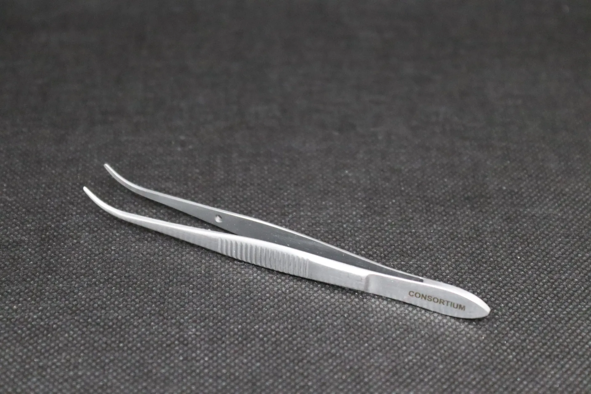 [22E071] Pince chirurgicale à microscopie courbe extra-fine Erbrich inox sans dent qualité supér.