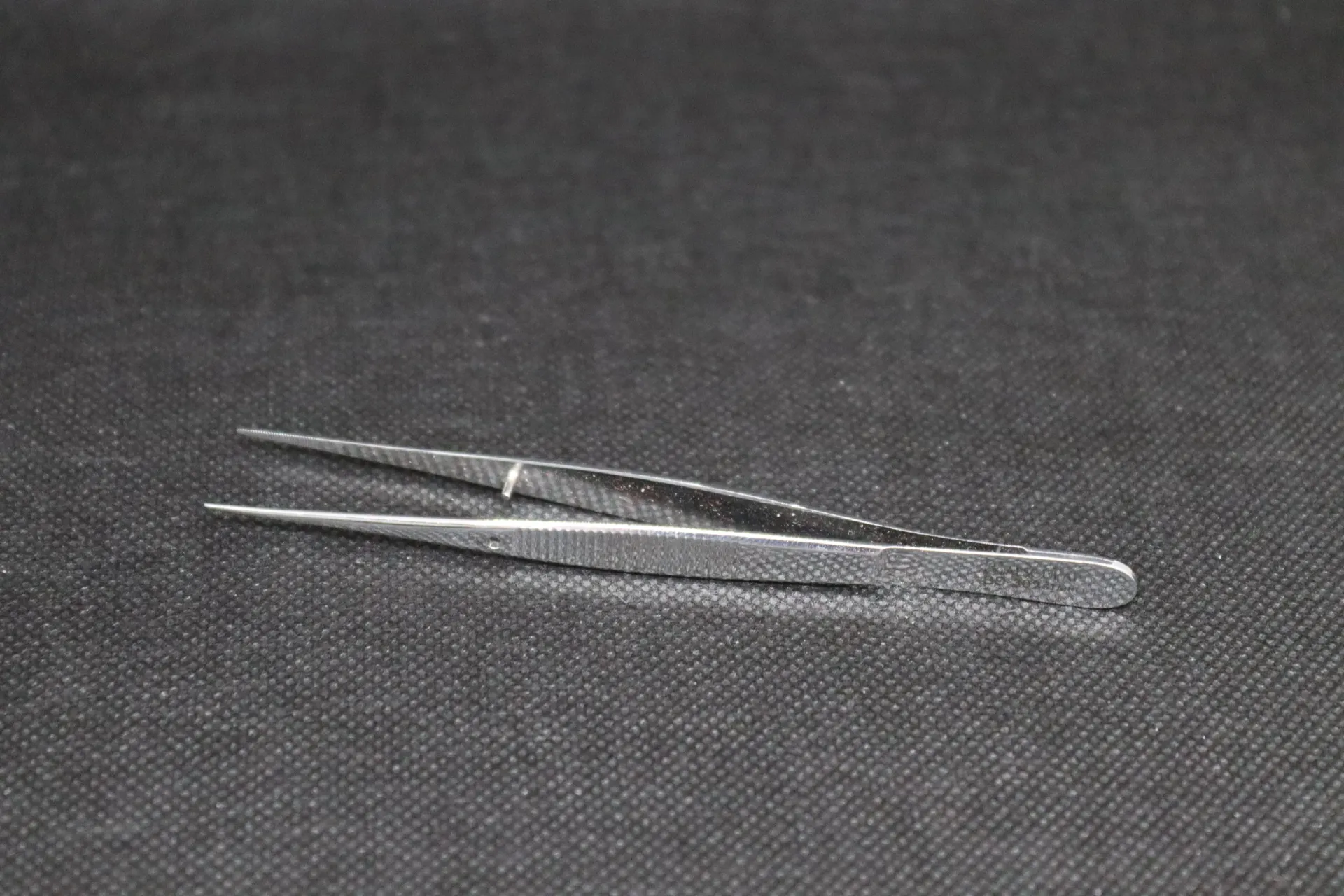 [22E-068] Pince chirurgicale à microscopie droite extra-fine Erbrich inox sans dent qualité supér.