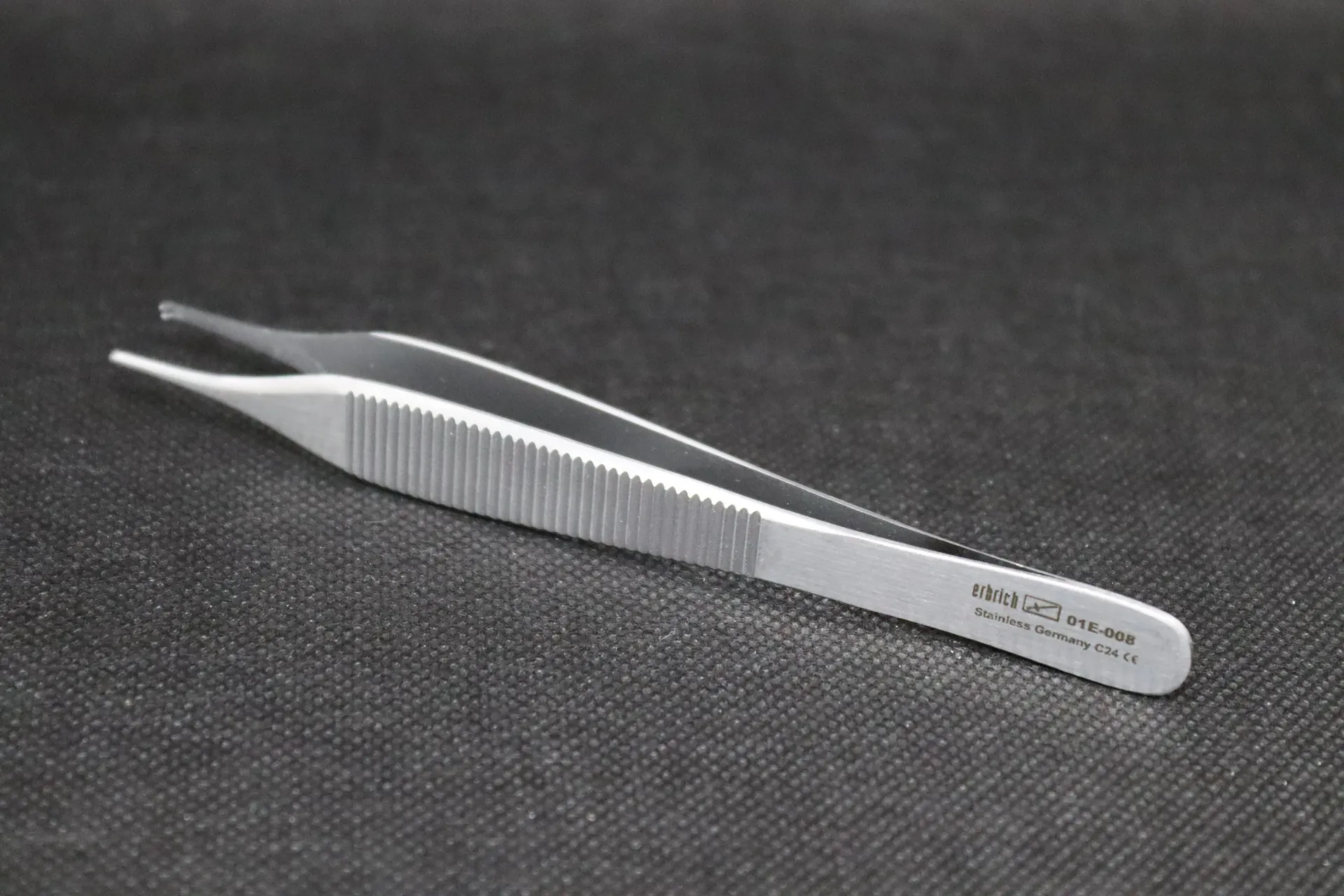[01E-008] Pince chirurgicale ADSON Erbrich extra-fine avec micro-griffe inox qualité supér.