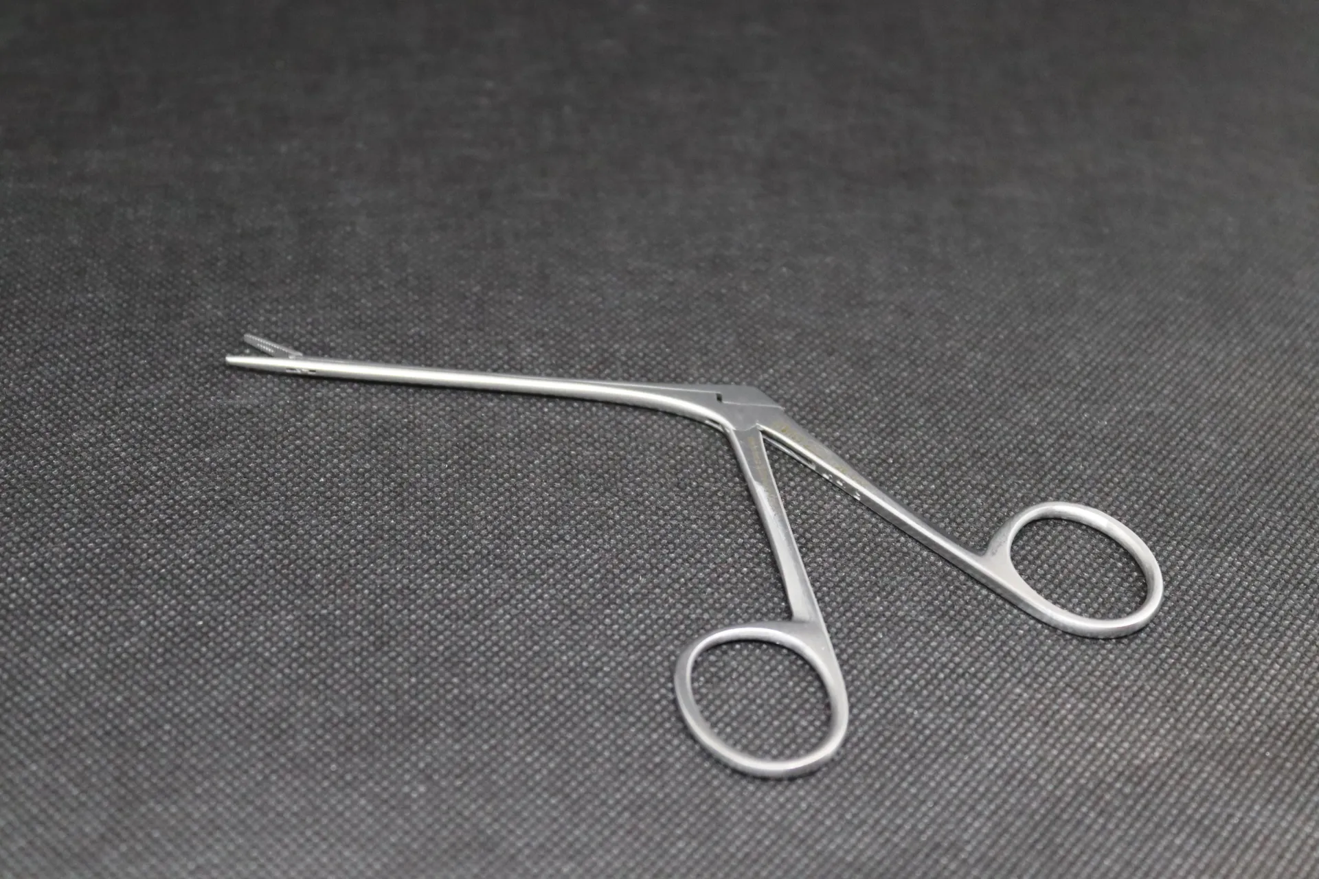 [12E042] Pince chirurgicale de Hartman Erbrich pour les corps étrangers petit modèle inox 