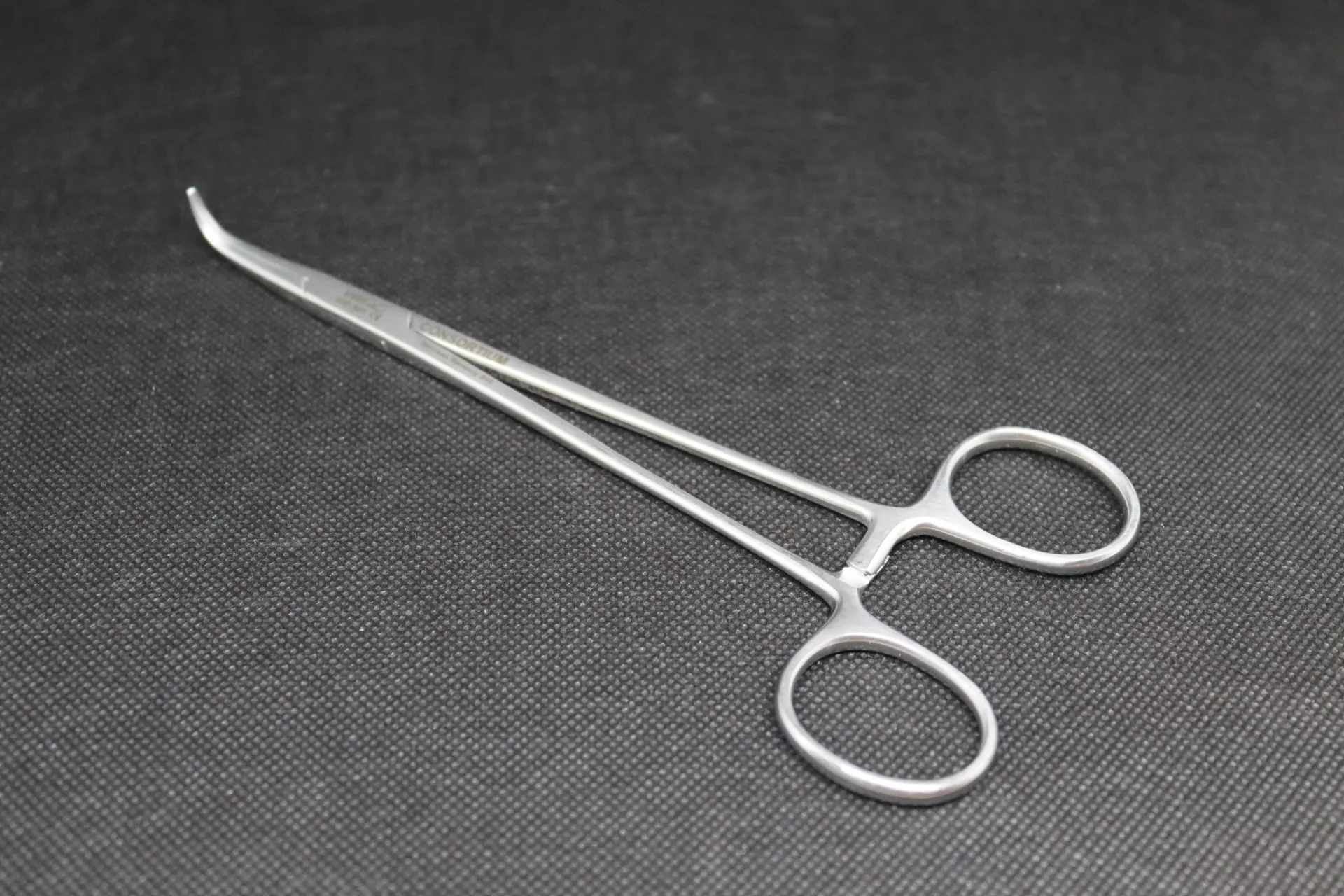 [23E551] Pince chirurgicale de Mixter Erbrich 17 cm courbée inox pour ovarios de chattes/chiennes qualité supér.