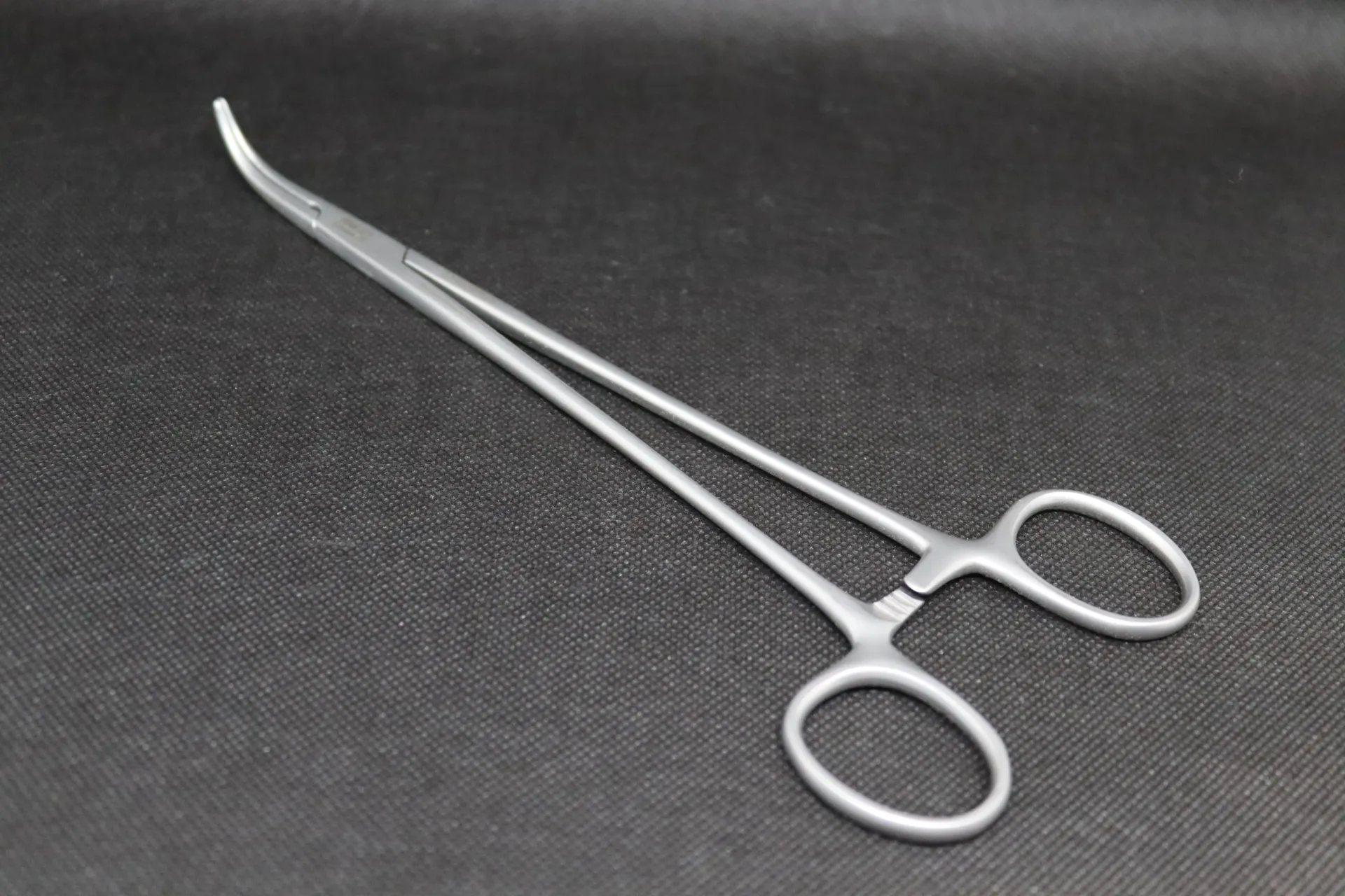 [01E038] Pince chirurgicale Erbrich extrémité courbée 21cm pour ovarios de chiennes qualité supér.