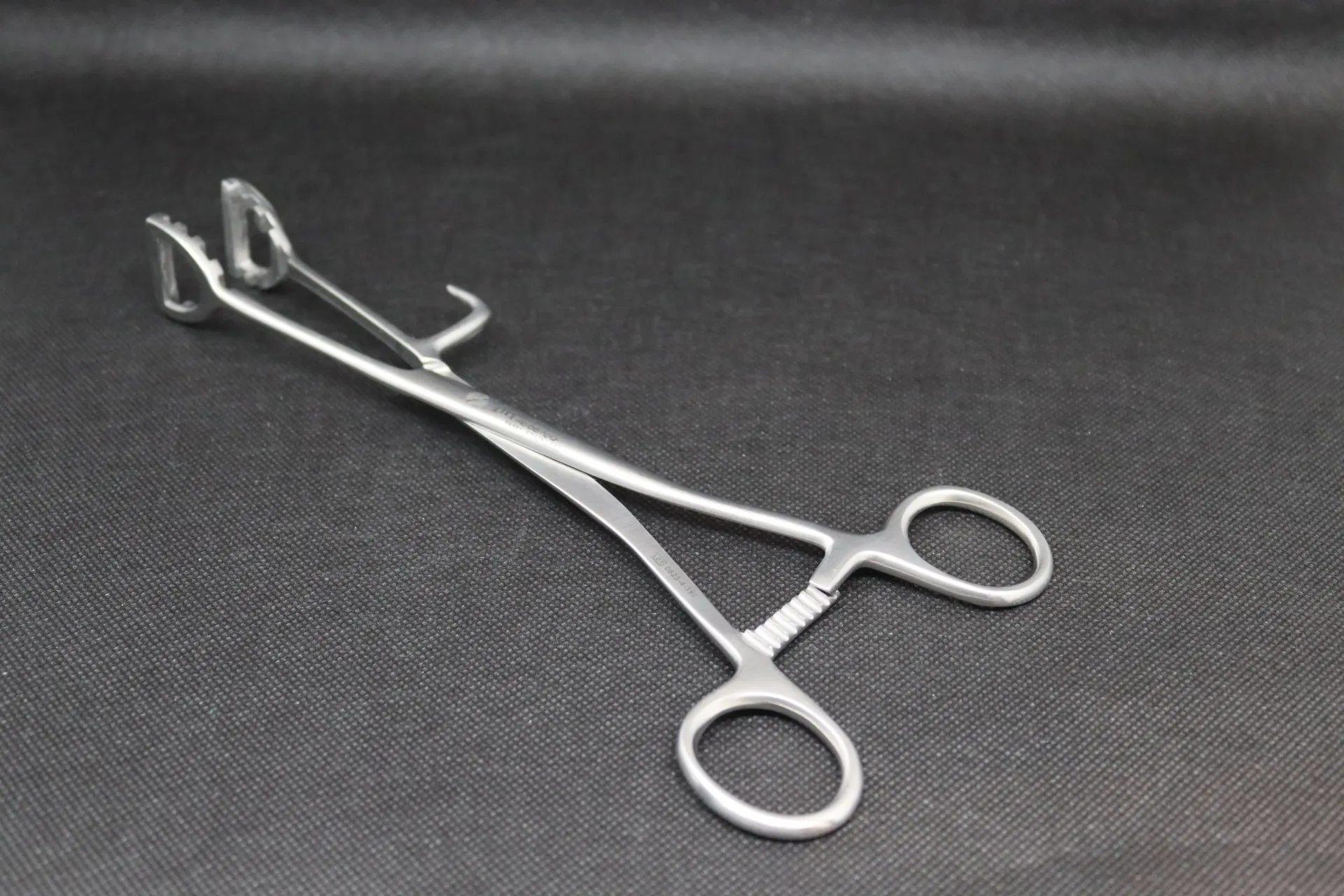 [141615] Pince à matrice inox Kruuse avec crochet petit modèle