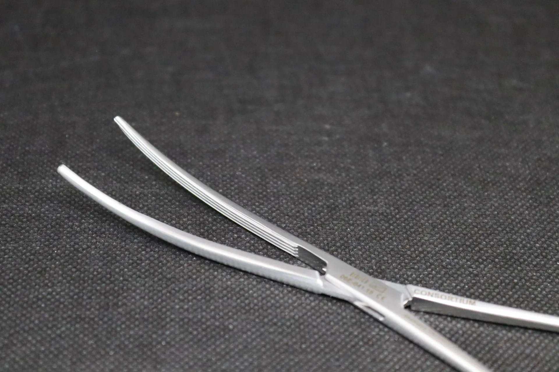 [06E02525] Pince chirurgicale intestinale de Doyen courbe Erbrich 24 cm inox