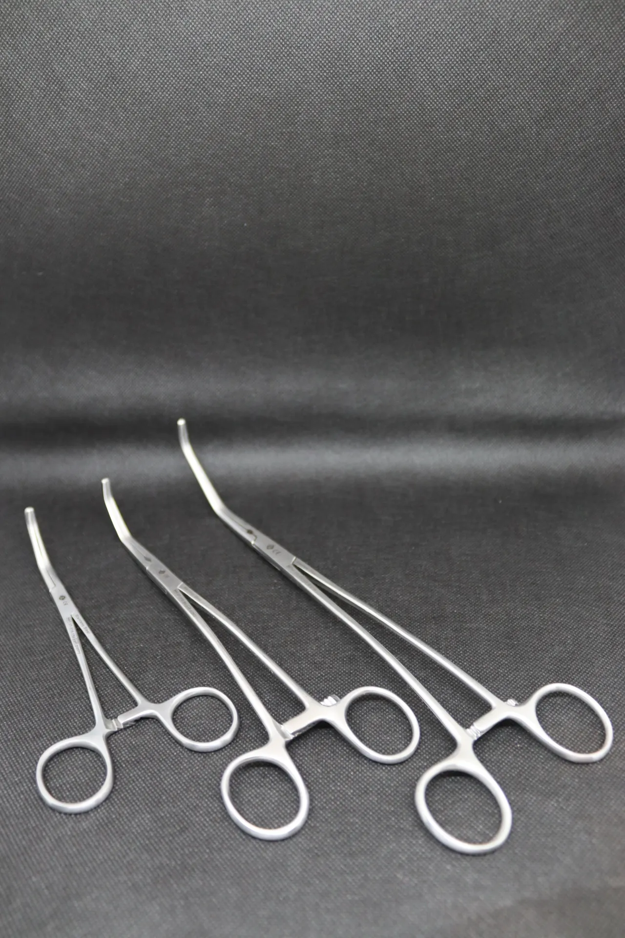 [57326] Pince chirurgicale Aesculap de SATINSKY 20 cm inox pour ovarios de chiennes