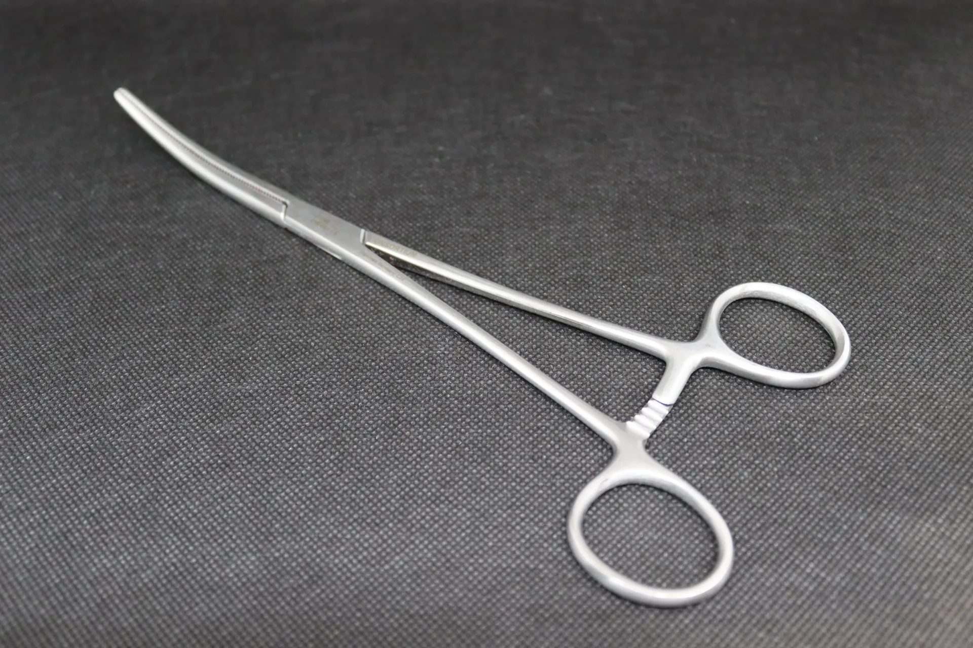 [BH 443 14] Pince chirurgicale hémostatique Erbrich 14 CM courbe inox qualité supér.