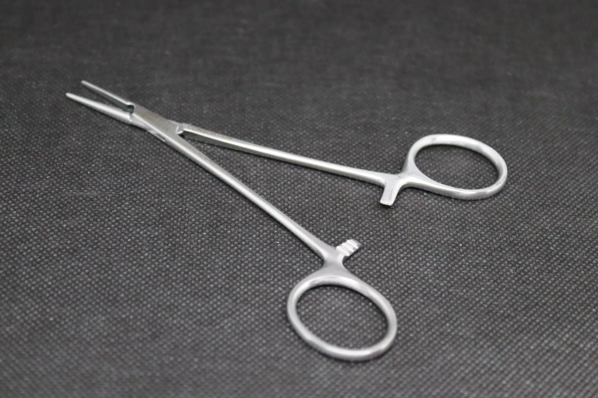 [BH 442 18] Pince chirurgicale hémostatique Erbrich 18 CM droite inox qualité supér.