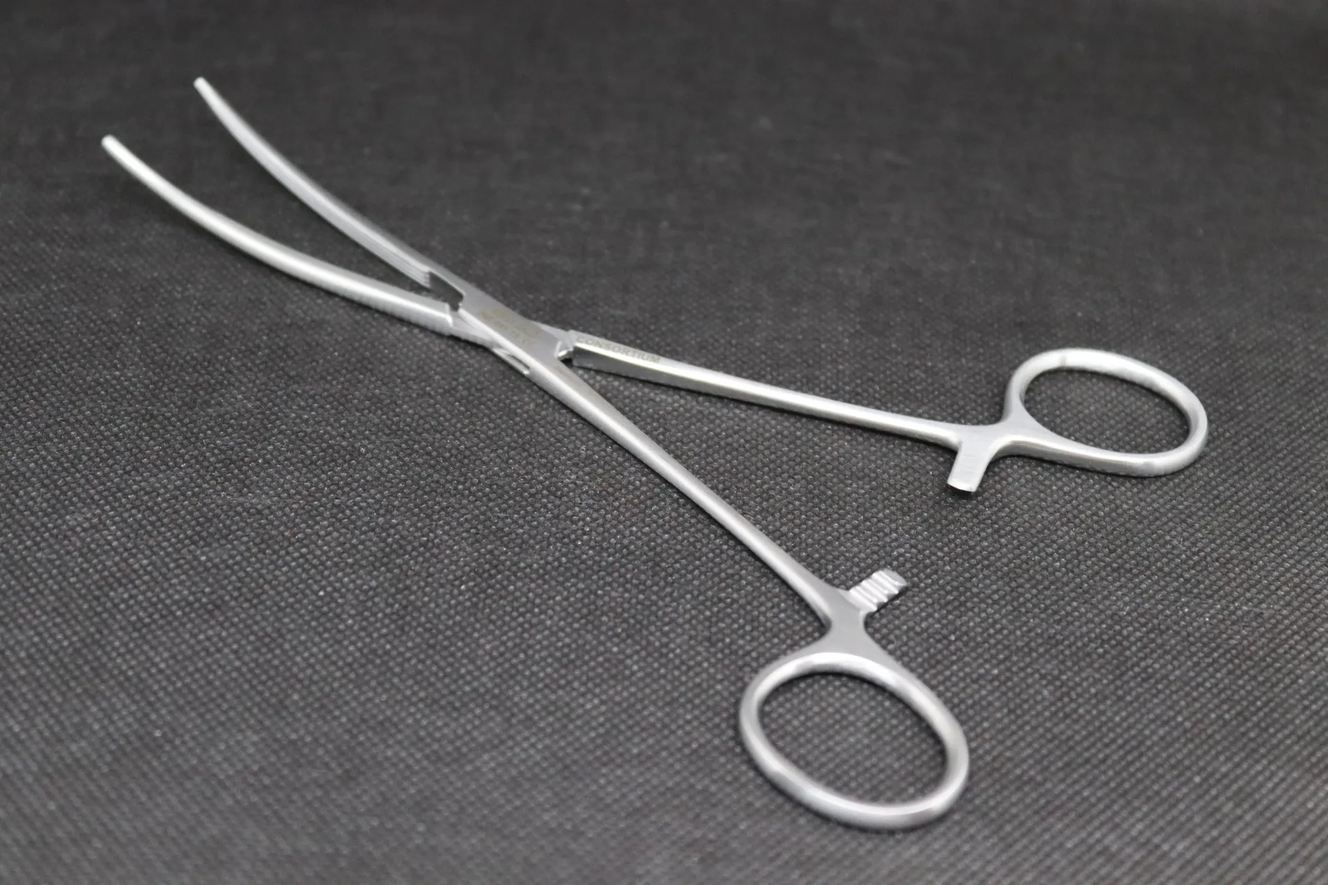 [BH 443 20] Pince chirurgicale hémostatique Erbrich 20 CM courbe inox qualité supér.