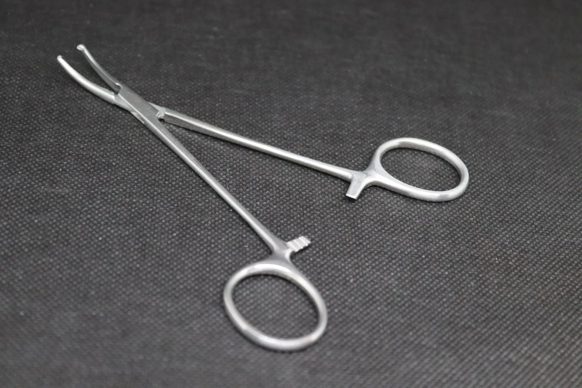 [01E28014] Pince chirurgicale hémostatique Erbrich courbe 140 mm sans dent qualité supér. inox