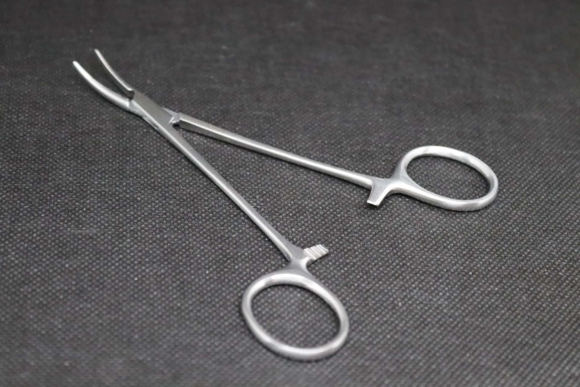 [BH 111] Pince chirurgicale hémostatique Erbrich courbe 125 mm sans dent qualité supér.