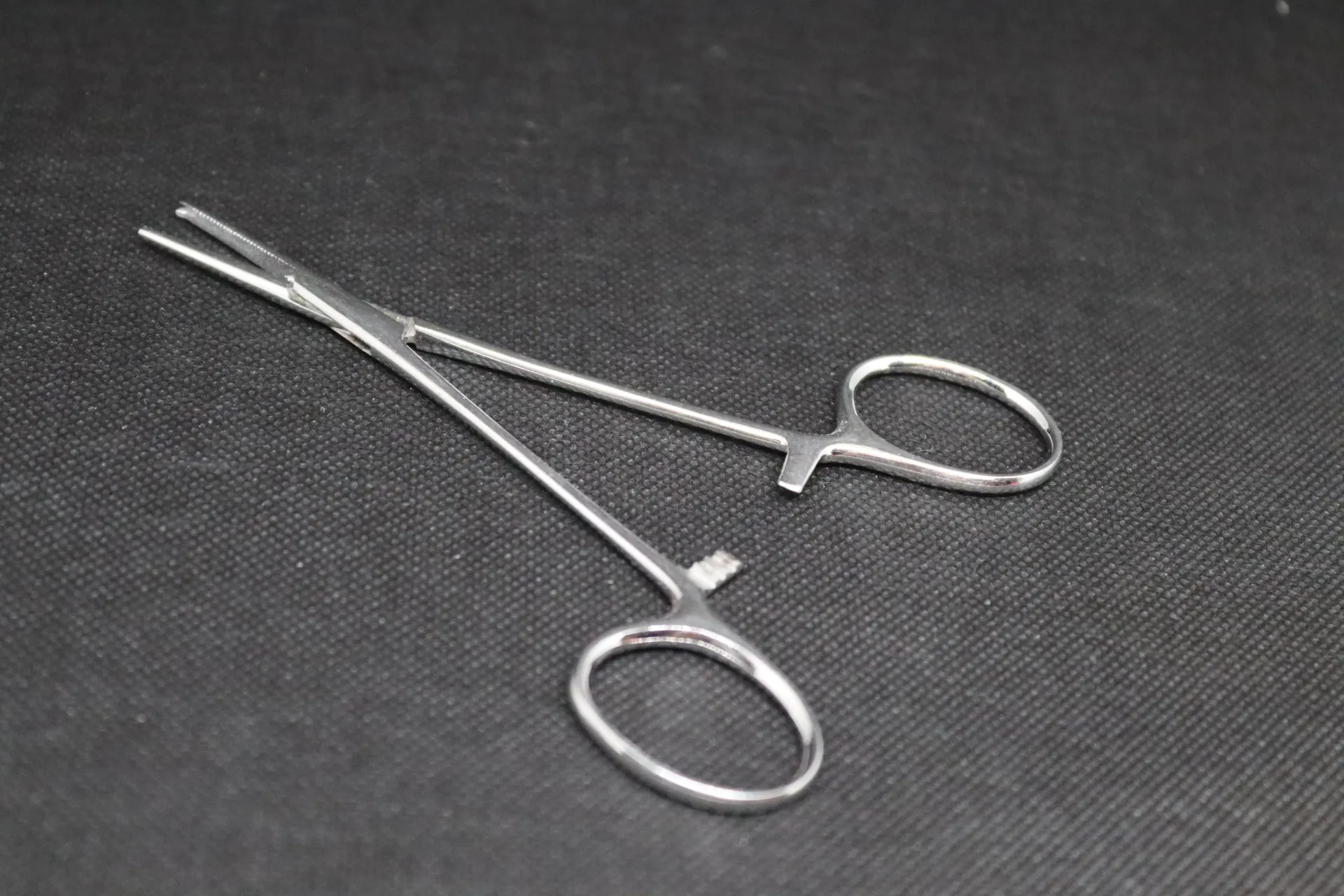 [01E025] Pince micro-chirurgicale hémostatique Erbrich droite baby 100 mm inox qualité supér.