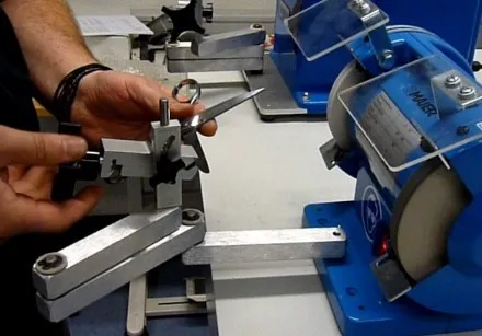 [0010] Aiguisage complet de ciseaux chirurgicaux inox