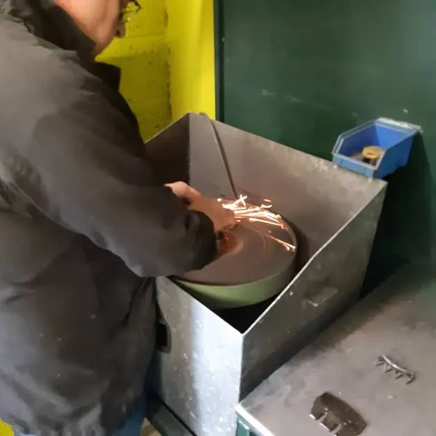 [0009] Aiguisage + nettoyage complet de tête de tonte Oster/Aesculap/Heiniger