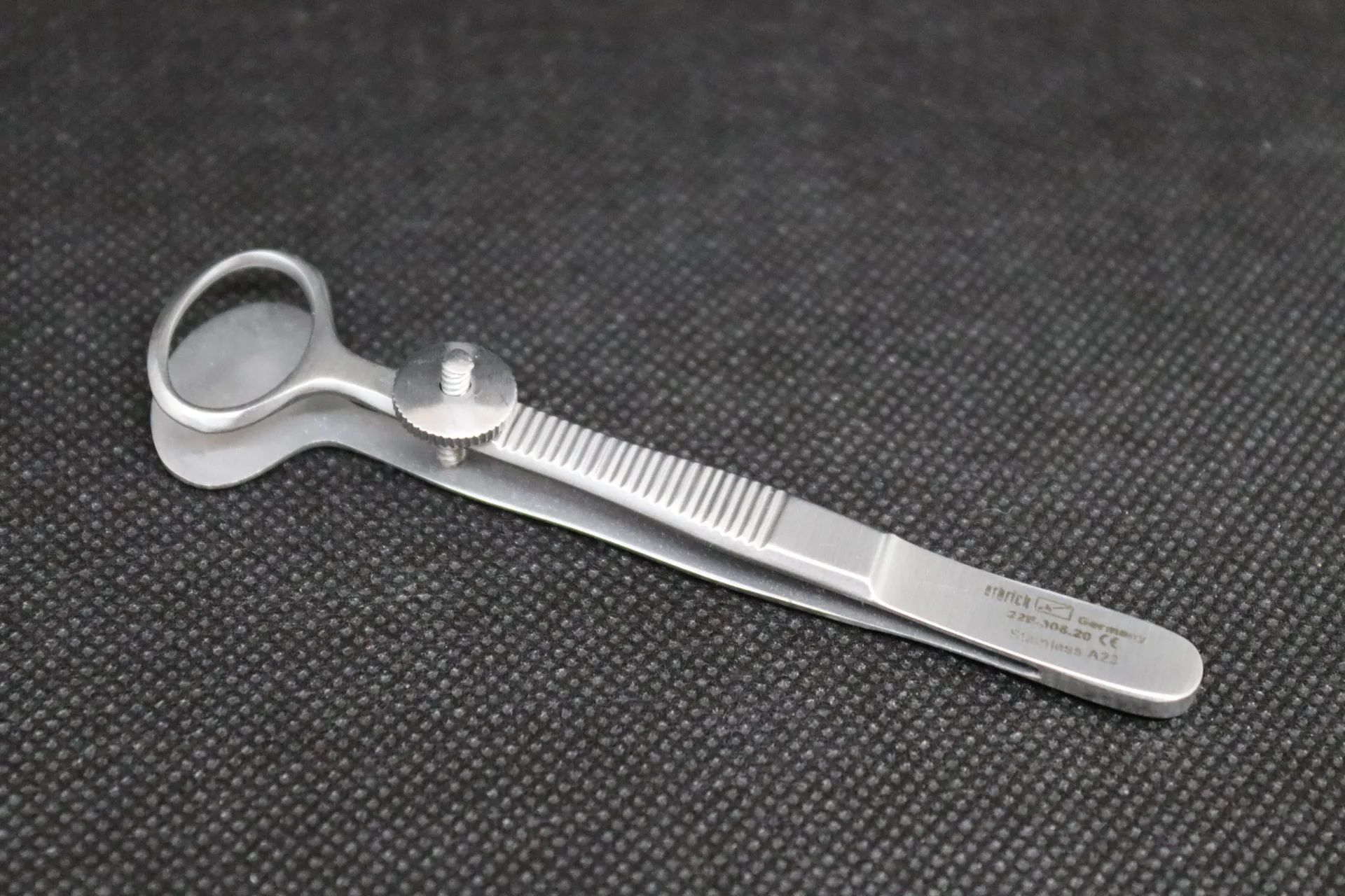 [22E30626] Pince chirurgicale de Chalazion Desmaress 26 mm pour ophtalmologie petits animaux